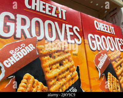 Grovetown, GA USA - 04 20 22: Kelloggs Snack-Marke im Ladenregal Cheez it Cheese Gooves Stockfoto