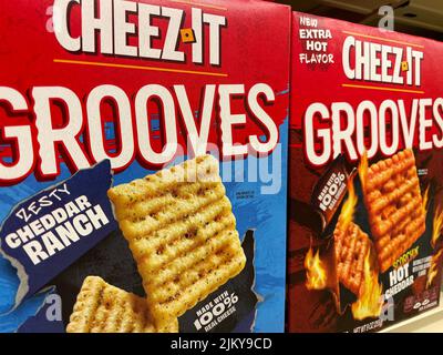 Grovetown, GA USA - 04 20 22: Kelloggs Snack-Marke auf einem Einzelhandelsregal Cheez it grooves Stockfoto