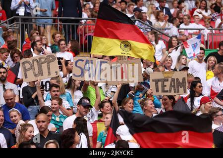 London, England, 31.. Juli 2022. Deutsche Fans halten Pappschilder hoch, um Alexandra Popp aus Deutschland zu unterstützen, die den Satz „Gott rette die Königin“ imitieren, während des Spiels der UEFA Women's European Championship 2022 im Wembley Stadium in London. Bildnachweis sollte lauten: Jonathan Moscrop / Sportimage Stockfoto