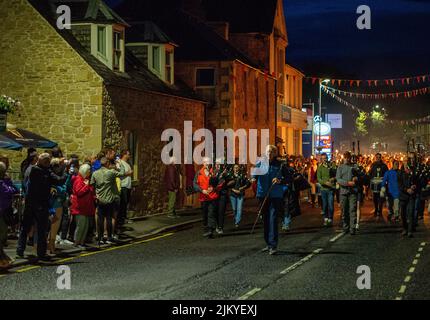 Coldstream, Scottish Borders, The Torchlight Procession unter der Leitung des Coldstreamer Chris Lyons durch Coldstream während der Coldstream Civic Week, der letzten der Grenzübergänge, veranstalten viele Städte an der angloschottischen Grenze Festlichkeiten, von denen die meisten eine starke Präsenz bei Pferden haben. Der erste der Ausritte findet in Berwick upon Tweed statt, traditionell am 1. Mai (aber jetzt am nächsten Samstag), andere Städte haben ihre eigenen Traditionen wie das Casting of the Colours in Selkirk. Stockfoto