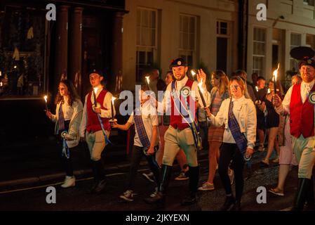 Coldstream, Scottish Borders, The Torchlight Procession unter der Leitung des Coldstreamer Chris Lyons durch Coldstream während der Coldstream Civic Week, der letzten der Grenzübergänge, veranstalten viele Städte an der angloschottischen Grenze Festlichkeiten, von denen die meisten eine starke Präsenz bei Pferden haben. Der erste der Ausritte findet in Berwick upon Tweed statt, traditionell am 1. Mai (aber jetzt am nächsten Samstag), andere Städte haben ihre eigenen Traditionen wie das Casting of the Colours in Selkirk. Stockfoto