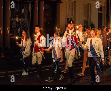 Coldstream, Scottish Borders, The Torchlight Procession unter der Leitung des Coldstreamer Chris Lyons durch Coldstream während der Coldstream Civic Week, der letzten der Grenzübergänge, veranstalten viele Städte an der angloschottischen Grenze Festlichkeiten, von denen die meisten eine starke Präsenz bei Pferden haben. Der erste der Ausritte findet in Berwick upon Tweed statt, traditionell am 1. Mai (aber jetzt am nächsten Samstag), andere Städte haben ihre eigenen Traditionen wie das Casting of the Colours in Selkirk. Stockfoto