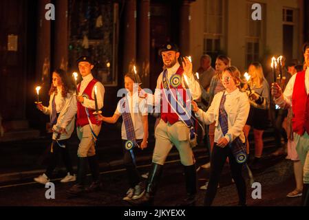 Coldstream, Scottish Borders, The Torchlight Procession unter der Leitung des Coldstreamer Chris Lyons durch Coldstream während der Coldstream Civic Week, der letzten der Grenzübergänge, veranstalten viele Städte an der angloschottischen Grenze Festlichkeiten, von denen die meisten eine starke Präsenz bei Pferden haben. Der erste der Ausritte findet in Berwick upon Tweed statt, traditionell am 1. Mai (aber jetzt am nächsten Samstag), andere Städte haben ihre eigenen Traditionen wie das Casting of the Colours in Selkirk. Stockfoto