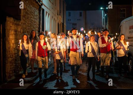 Coldstream, Scottish Borders, The Torchlight Procession unter der Leitung des Coldstreamer Chris Lyons durch Coldstream während der Coldstream Civic Week, der letzten der Grenzübergänge, veranstalten viele Städte an der angloschottischen Grenze Festlichkeiten, von denen die meisten eine starke Präsenz bei Pferden haben. Der erste der Ausritte findet in Berwick upon Tweed statt, traditionell am 1. Mai (aber jetzt am nächsten Samstag), andere Städte haben ihre eigenen Traditionen wie das Casting of the Colours in Selkirk. Stockfoto