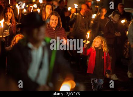 Coldstream, Scottish Borders, The Torchlight Procession unter der Leitung des Coldstreamer Chris Lyons durch Coldstream während der Coldstream Civic Week, der letzten der Grenzübergänge, veranstalten viele Städte an der angloschottischen Grenze Festlichkeiten, von denen die meisten eine starke Präsenz bei Pferden haben. Der erste der Ausritte findet in Berwick upon Tweed statt, traditionell am 1. Mai (aber jetzt am nächsten Samstag), andere Städte haben ihre eigenen Traditionen wie das Casting of the Colours in Selkirk. Stockfoto