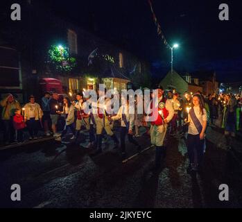 Coldstream, Scottish Borders, The Torchlight Procession unter der Leitung des Coldstreamer Chris Lyons durch Coldstream während der Coldstream Civic Week, der letzten der Grenzübergänge, veranstalten viele Städte an der angloschottischen Grenze Festlichkeiten, von denen die meisten eine starke Präsenz bei Pferden haben. Der erste der Ausritte findet in Berwick upon Tweed statt, traditionell am 1. Mai (aber jetzt am nächsten Samstag), andere Städte haben ihre eigenen Traditionen wie das Casting of the Colours in Selkirk. Stockfoto