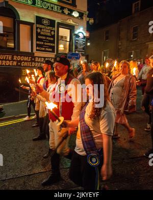 Coldstream, Scottish Borders, The Torchlight Procession unter der Leitung des Coldstreamer Chris Lyons durch Coldstream während der Coldstream Civic Week, der letzten der Grenzübergänge, veranstalten viele Städte an der angloschottischen Grenze Festlichkeiten, von denen die meisten eine starke Präsenz bei Pferden haben. Der erste der Ausritte findet in Berwick upon Tweed statt, traditionell am 1. Mai (aber jetzt am nächsten Samstag), andere Städte haben ihre eigenen Traditionen wie das Casting of the Colours in Selkirk. Stockfoto