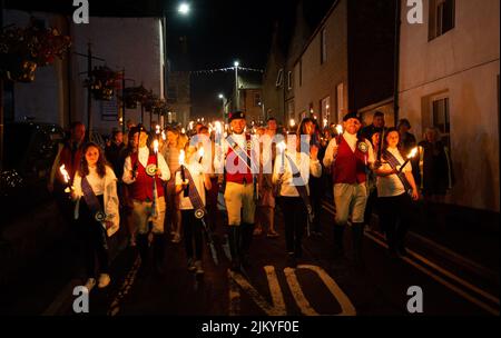 Coldstream, Scottish Borders, The Torchlight Procession unter der Leitung des Coldstreamer Chris Lyons durch Coldstream während der Coldstream Civic Week, der letzten der Grenzübergänge, veranstalten viele Städte an der angloschottischen Grenze Festlichkeiten, von denen die meisten eine starke Präsenz bei Pferden haben. Der erste der Ausritte findet in Berwick upon Tweed statt, traditionell am 1. Mai (aber jetzt am nächsten Samstag), andere Städte haben ihre eigenen Traditionen wie das Casting of the Colours in Selkirk. Stockfoto