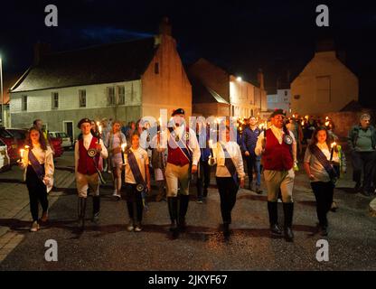 Coldstream, Scottish Borders, The Torchlight Procession unter der Leitung des Coldstreamer Chris Lyons durch Coldstream während der Coldstream Civic Week, der letzten der Grenzübergänge, veranstalten viele Städte an der angloschottischen Grenze Festlichkeiten, von denen die meisten eine starke Präsenz bei Pferden haben. Der erste der Ausritte findet in Berwick upon Tweed statt, traditionell am 1. Mai (aber jetzt am nächsten Samstag), andere Städte haben ihre eigenen Traditionen wie das Casting of the Colours in Selkirk. Stockfoto