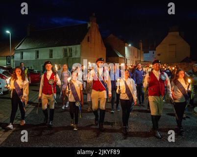 Coldstream, Scottish Borders, The Torchlight Procession unter der Leitung des Coldstreamer Chris Lyons durch Coldstream während der Coldstream Civic Week, der letzten der Grenzübergänge, veranstalten viele Städte an der angloschottischen Grenze Festlichkeiten, von denen die meisten eine starke Präsenz bei Pferden haben. Der erste der Ausritte findet in Berwick upon Tweed statt, traditionell am 1. Mai (aber jetzt am nächsten Samstag), andere Städte haben ihre eigenen Traditionen wie das Casting of the Colours in Selkirk. Stockfoto