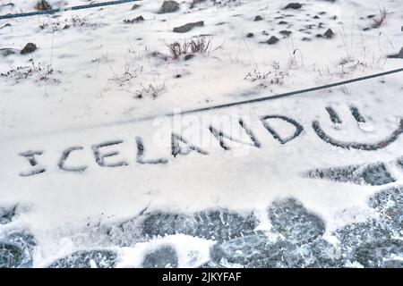 Island und Smiley-Gesicht im Schnee gezeichnet Stockfoto