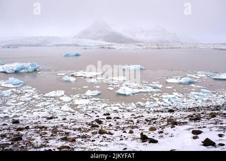 Weitwinkelansicht des Fjallsarlon Gletschersees und der Eisberge, Südisland Stockfoto