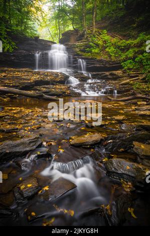 Die malerischen Wasserfälle im Ricketts Glen State Park in Pennsylvania Stockfoto