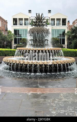 Eine wunderschöne Aufnahme des Ananas-Springbrunnens im Waterfront Park tagsüber in Charleston, South Carolina, USA Stockfoto