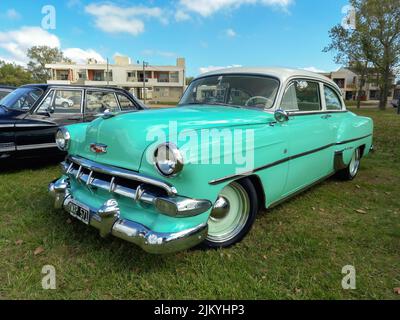 Chascomus, Argentinien - Apr 9, 2022 - Chevrolet Chevy Bel Air Coupé Hardtop zweitürig Anfang 1950s auf dem Rasen geparkt. Oldtimer-Show Stockfoto