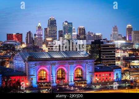 Eine wunderschöne Aufnahme der Union Station und der Himmelsabwrapper gegen den Abendhimmel in Kansas City, Missouri, USA Stockfoto