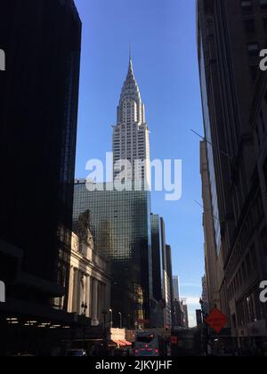 Vertikale Aufnahme des Chrysler Building hinter Gebäuden Stockfoto