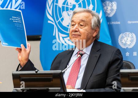 New York, NY - 3. August 2022: Generalsekretär Antonio Guterres führt im UN-Hauptquartier eine Pressekonferenz über die Einführung des Briefs der GCRG 3. über Lebensmittel, Energie und Finanzen durch Stockfoto