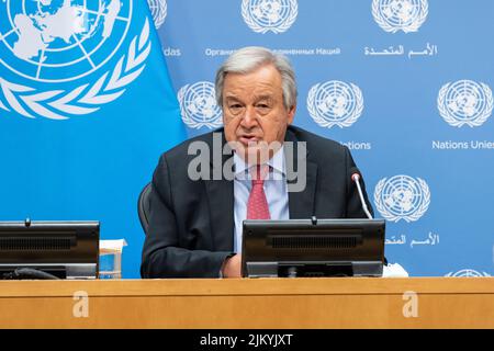 New York, NY - 3. August 2022: Generalsekretär Antonio Guterres führt im UN-Hauptquartier eine Pressekonferenz über die Einführung des Briefs der GCRG 3. über Lebensmittel, Energie und Finanzen durch Stockfoto