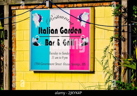 Am 31. Juli 2022 in Ocean Springs, Mississippi, ist ein Schild für die italienische Garden Bar & Grill abgebildet. Das Restaurant ist auf italienische Küche spezialisiert. Stockfoto