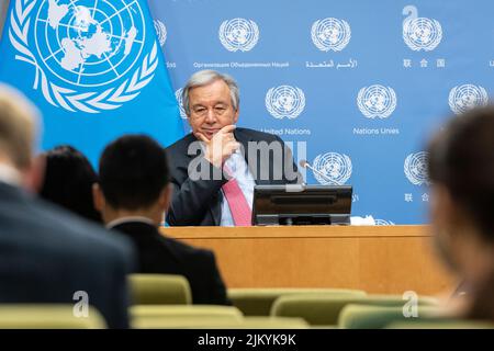 New York, NY - 3. August 2022: Generalsekretär Antonio Guterres führt im UN-Hauptquartier eine Pressekonferenz über die Einführung des Briefs der GCRG 3. über Lebensmittel, Energie und Finanzen durch Stockfoto