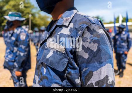 Nicht erkennbare latinische Matrosen in Militäruniform stehen in der Schlange Stockfoto