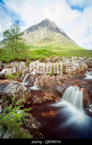 Vertikale Aufnahme des Etive-Wasserfalls im schottischen Hochland von Glencoe, Großbritannien Stockfoto