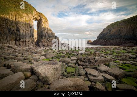 Blick auf Church Doors Cove, Skrinkle Haven, Pembrokeshire Coast, Wales, Großbritannien Stockfoto