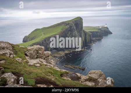 Blick auf den Neist Point Lighthouse auf der Isle of Skye, Schottland an einem bewölkten Tag Stockfoto