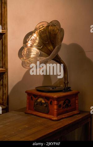 Ein traditionelles Retro-Schallplatten-Grammophon Stockfoto