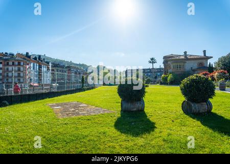 Ein schöner öffentlicher Park in der Stadt Cangas de Onis. Asturien. Spanien Stockfoto