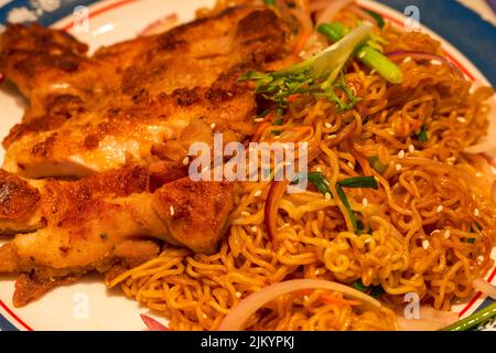 Ein köstliches Tee-Restaurant im Hong Kong-Stil, Fried Chicken Chop Chow Mein Stockfoto