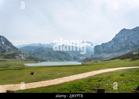 Pfad im Lake Ercina in den Seen von Covadonga. Asturien. Spanien Stockfoto