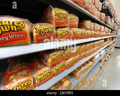 Grovetown, GA USA - 04 20 22: Walmart Brotscheiben Abschnitt Natures eigenen Stockfoto