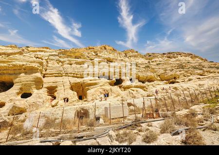 Matala-Strand mit Höhlen auf den Felsen, die als römische Friedhof verwendet wurden und auf das Jahrzehnt der 70er Jahre waren lebenden Hippies aus aller Welt, Crete, Stockfoto