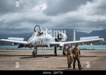 [Von links nach rechts] Sr. Airman Jethro Ignacio, Spezialist für Avionik bei der 924. Fighter Group, und Maj. Joe Martin, A-10 Thunderbolt II Pilot bei der 924. Fighter Group, verlassen die Fluglinie nach Den A-10-Nachflugverfahren auf der Marine Corps Base Hawaii, 30. Juli 2022. Mehr als 200 Luftwaffe und 10 A-10 von der 924. FG des 944. Fighter Wing arbeiten vom 21. Juli bis zum 8. August von der Marine Corps Base Hawaii aus 4, während der Teilnahme der Einheit an Rim of the Pacific (RIMPAC) 2022. 26 Nationen, 38 Schiffe, drei U-Boote, mehr als 170 Flugzeuge und 25.000 Mitarbeiter sind an RIMPAC beteiligt Stockfoto