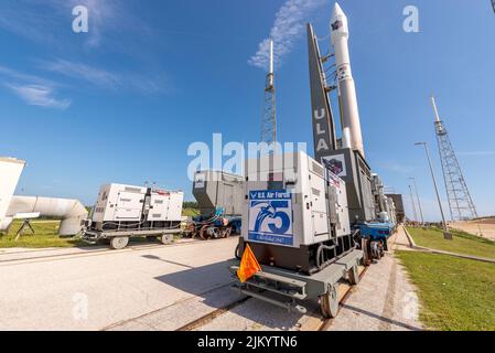 Eine United Launch Alliance ATLAS V-Rakete, die das Space Based Infrared System des geosynchronen Earth Orbit 6-Raketenwarnungssatelliten der US Space Force trägt, wird am Launch Complex 41 auf der Cape Canaveral Space Force Station, Florida, in Position gebracht. Der GEO-6-Satellit soll am Donnerstagmorgen in den Weltraum gestartet werden. (USA Space Force Foto von Joshua Conti) Stockfoto