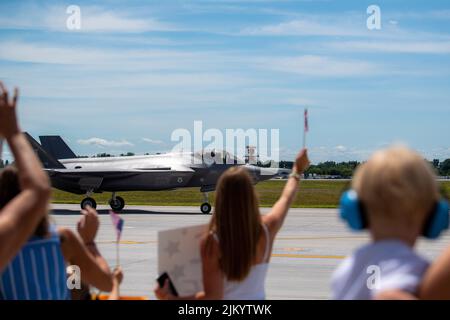 Familienmitglieder heißen einen Kampfpilot willkommen, der der 134. Fighter Squadron, Vermont Air National Guard Base, South Burlington, Vermont, am 3. August 2022, zugewiesen wurde. Diese Woche beginnen Flugzeuge des Typs F-35A Lightning II, Ausrüstung und Personal des 158.-Kampfflügels, von einem dreimonatigen Auslandseinsatz auf dem Luftwaffenstützpunkt Spangdahlem, Deutschland, nach Hause zurückzukehren. (USA Foto der Air National Guard von Tech. Sgt. Richard Mekkri) Stockfoto