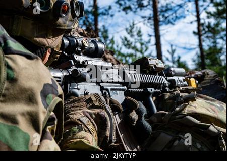 Ein US-Soldat mit 4. Squadron, 10. Kavallerie-Regiment, 3. Panzerbrigade-Kampfteam, 4. Infanterie-Division, zieht während der Wachsamkeit von Vigilant Fox, einer gemeinsamen Übung mit finnischen Soldaten, US-Soldaten und britischen Soldaten, die dem 2. Bataillon, Gewehre-Regiment, in Niinisalo, Finnland, zugewiesen wurden, am 28. Juli, 2022. Der 3/4. ABCT ist unter anderem der 1. Infanterie-Division zugeordnet und arbeitet stolz mit NATO-Verbündeten und regionalen Sicherheitspartnern zusammen, um dem V Corps, Amerikas vorwärts entsandt Korps in Europa, kampfglaubwürdige Streitkräfte zur Verfügung zu stellen. (USA Armeefoto von Capt. T Stockfoto