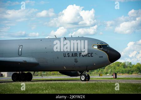 Ein Flugzeug der KC-135 Stratotanker taxelt am 14. Mai 2022 im 171. Air Tanken Wing in der Nähe von Pittsburgh, Pennsylvania, die Startbahn entlang. Die Tanker-Flugzeugbesatzungen wurden im Rahmen einer Übung zur nuklearen Einsatzbereitschaft auf ihre Fähigkeit getestet, schnell mehrere Sorties zu erzeugen. (USA Foto der Air National Guard von Staff Sgt. Zoe M. Wockenfuss) Stockfoto