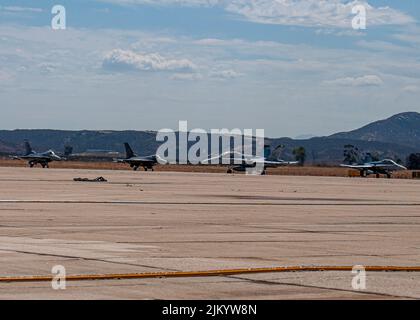 Zwei F-16-Kampffalken der US-Luftwaffe vom 120.-Jagdgeschwader, 140. Wing, der Colorado Air National Guard und ein F-35 Lightning II vom U.S. Marine Corp Fighter Attack Squadron 314 warten auf die Freigabe zum Start an der Miramar Marine Air Station, San Diego, Kalifornien, 1. August 2022. Der 140. Wing führt ein Luftmanöver-Training mit den F-35 Lighting II-Kampfflugzeugen durch, die auf der Miramar Air Station stationiert sind, um ihre Fähigkeiten zur Kriegsbereitschaft mithilfe der neuesten Kampfszenarien zu verbessern. (USA Foto der Air National Guard von Meister Sgt. Amanda Geiger) Stockfoto