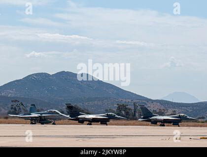 Zwei F-16-Kampffalken der US-Luftwaffe vom 120.-Jagdgeschwader, 140. Wing, der Colorado Air National Guard und ein F-35 Lightning II vom United States Marine Corp Fighter Attack Squadron 314 warten auf die Freigabe zum Start an der Miramar Marine Air Station, San Diego, Kalifornien, 1. August 2022. Der 140. Wing führt mit den F-35 Lighting II-Kampfflugzeugen, die auf der Miramar Marine Corp Air Station stationiert sind, Luftmanöver durch, um ihre Fähigkeiten zur Kriegsbereitschaft unter Verwendung der neuesten Kampfszenarien zu verbessern. (USA Foto der Air National Guard von Meister Sgt. Amanda Geiger) Stockfoto