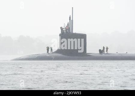 Die USS Oregon (SSN 793) macht sich am Montag, den 18. Juli 2022, auf den Weg entlang der Themse und vorbei an der Stadt New London, nachdem sie die U-Boot-Basis New London in Groton, Connecticut, für Routineoperationen verlassen hat. Im Mai 2022 in Betrieb genommen, ist Oregon das dritte US-Naval-Schiff, das nach dem Staat 33. benannt wurde und das Schnellangriff-U-Boot der Virginia-Klasse 20. ist. (USA Navy Foto von John Narewski) Stockfoto