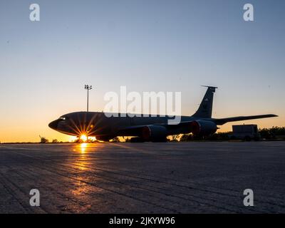 Ein US Air Force KC-135 Stratotanker mit dem 914. Air Betanking Wing, New York, wird auf der Fluglinie am 2. August 2022 an der Niagara Falls Air Reserve Station, New York, geparkt. Die 914. ARW wurden 2017 mit acht Stratotankern beauftragt. Zuvor wurde ihnen C-130 Hercules zugewiesen, das Luftlift-Funktionen zur Verfügung stellte. (USA Foto der Luftwaffe von Staff Sgt. Tiffany A. Emery) Stockfoto