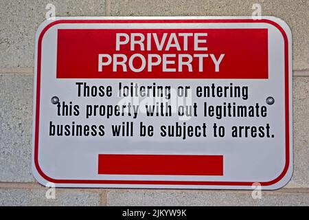 Privateigentum, Warnung Nahaufnahme an Steinmauer, moderne Sicherheit Vielfalt Stockfoto