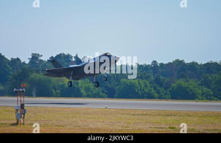 Die Vermont Air National Guard, ein F-35A Lightning II-Flugzeug, das dem Kampfflügel 158. zugewiesen wurde, hebt vom Luftwaffenstützpunkt Spangdahlem, Deutschland, am 2. August 2022 ab. Während Forward aus dem Luftwaffenstützpunkt Spangdahlem ausgeflogen ist, sind F-35-Flugzeuge, Luftbesatzungen und Hilfspersonal in die Ostsee- und Schwarzmeerregionen entsandt worden, um die Sicherheit und Stabilität der NATO zu verbessern und gleichzeitig die verstärkte Luftpolicing der NATO zu unterstützen. (USA Air Force Foto von Tech. Sgt. Warren D. Spearman Junior) Stockfoto