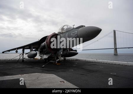 220802-N-MZ836-1177 DÄNISCHE STRASSE (AUG 2, 2022) ein AV-8B Harrier, der an die Marine Expeditionary Unit 22. angeschlossen ist, sitzt auf dem Flugdeck des amphibischen Sturmschiffs USS Kearsarge (LHD 3) der Wasp-Klasse, während das Schiff am 2. August 2022 die dänische Straße durchläuft, um in die Ostsee einzudringen. Die Kearsarge Amphibious Ready Group und die eingeschiffte 22. Marine Expeditionary Unit unter dem Kommando und der Kontrolle der Task Force 61/2 befinden sich im geplanten Einsatzgebiet der US Naval Forces Europe, das von der US Sixth Fleet zur Verteidigung der Interessen der USA, der Alliierten und der Partner eingesetzt wird. (USA Navy Foto von Mass Comm Stockfoto