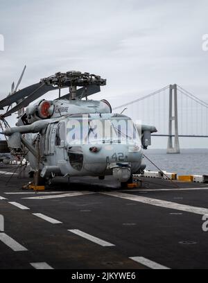 220802-N-EJ843-1034 DÄNISCHE STRASSE (AUG 2, 2022) Auf dem Flugdeck des amphibischen Sturmschiffs USS Kearsarge (LHD 3) der Wasp-Klasse wird am 2. August 2022 Ein an die Marine Expeditionary Unit 22. angeschlossener Hubschrauber AH-1Z Viper gezeigt, der die dänische Meerenge durchläuft und in die Ostsee einläuft. Die Kearsarge Amphibious Ready Group und die eingeschiffte 22. Marine Expeditionary Unit unter dem Kommando und der Kontrolle der Task Force 61/2 befinden sich im geplanten Einsatzgebiet der US Naval Forces Europe, das von der US Sixth Fleet zur Verteidigung der Interessen der USA, der Alliierten und der Partner eingesetzt wird. (USA Navy ph Stockfoto