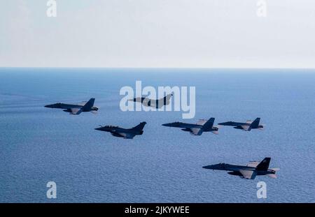 220730-N-NO874-1103 MITTELMEER (30. Juli 2022) vier F/A-18E Super Hornets, die am Carrier Air Wing 1 (CVW-1) befestigt sind, fliegen in Formation mit zwei französischen Luftstreitkräften Rafale F-3Rs, 30. Juli 2022. Die Harry S. Truman Carrier Strike Group befindet sich im geplanten Einsatzgebiet der US Naval Forces Europe und wird von der Sechsten Flotte der USA eingesetzt, um die Interessen der USA, der Alliierten und der Partner zu verteidigen. (USA Navy Foto mit freundlicher Genehmigung von Strike Fighter Squadron 11) Stockfoto