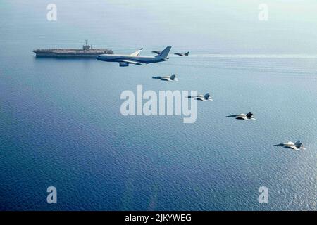 220730-N-NO874-1055 MITTELMEER (30. Juli 2022) vier F/A-18E Super Hornets, die am Carrier Air Wing 1 (CVW-1) befestigt sind, fliegen in Formation mit einem Airbus A330 MRTT der französischen Luftwaffe und zwei Rafale F-3Rs an der Seite des Flugzeugträgers USS Harry S. Truman (CVN 75) der Nimitz-Klasse, 30. Juli 2022. Die Harry S. Truman Carrier Strike Group befindet sich im geplanten Einsatzgebiet der US Naval Forces Europe und wird von der Sechsten Flotte der USA eingesetzt, um die Interessen der USA, der Alliierten und der Partner zu verteidigen. (USA Navy Foto mit freundlicher Genehmigung von Strike Fighter Squadron 11) Stockfoto